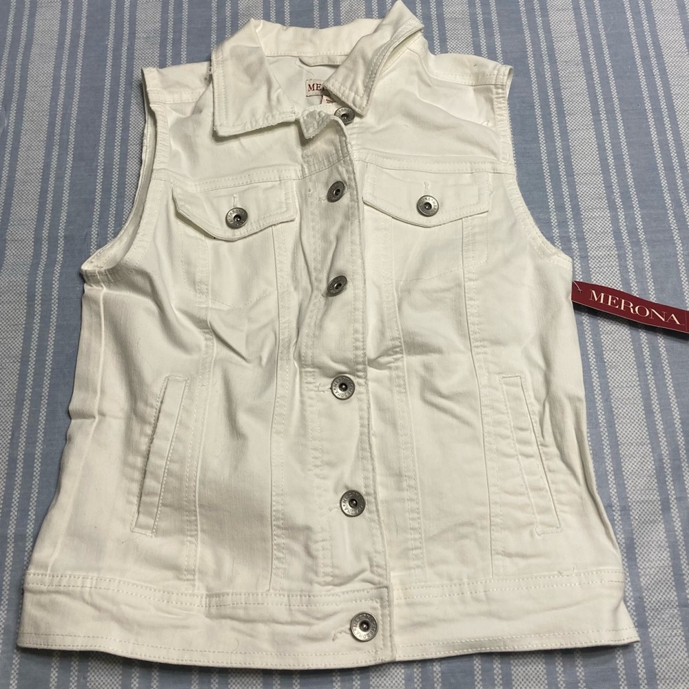 💛TODAY***$12***NWT Merona white denim vest.